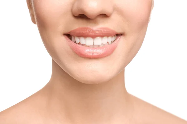 Mujer joven con hermosa sonrisa sobre fondo blanco, primer plano. Blanqueamiento dental — Foto de Stock