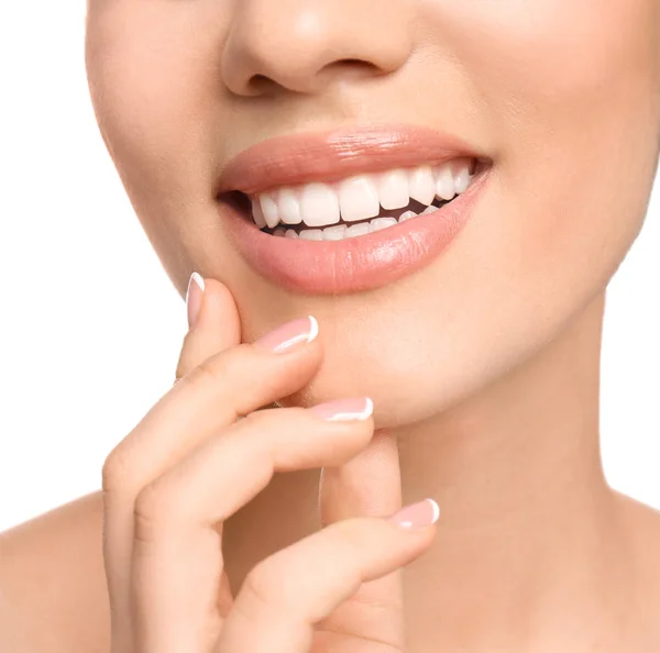 Mujer joven con hermosa sonrisa sobre fondo blanco, primer plano. Blanqueamiento dental — Foto de Stock