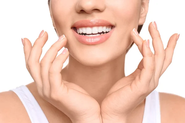 Mujer joven con hermosa sonrisa sobre fondo blanco, primer plano. Blanqueamiento dental — Foto de Stock