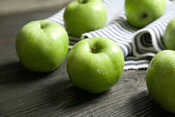 Pommes vertes fraîches sur table en bois — Photo