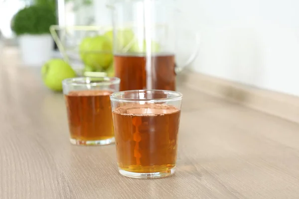 木製のテーブルに新鮮なリンゴ ジュースのグラス — ストック写真