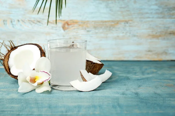 Vaso de agua de coco sobre mesa de madera — Foto de Stock