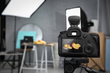 Profesyonel kamera tripod Studio, closeup üzerinde. Gıda fotoğrafçılığı