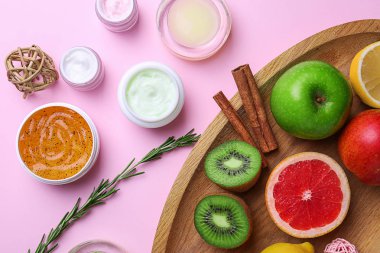 Düz kompozisyon ile vücut bakım ürünleri renk arka plan üzerinde yatıyordu