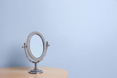 Tablo ışık duvarının yakınında şık ayna