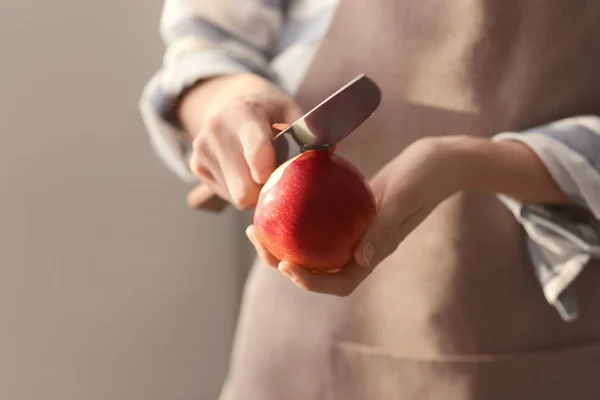 Mujer pelando manzana madura, primer plano — Foto de Stock