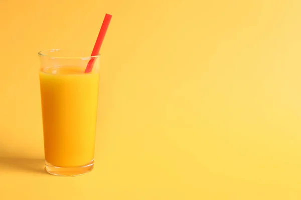 Glass of orange juice on color background — Stock Photo, Image