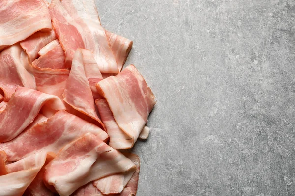 Ham pastırma rashers gri arka plan üzerinde — Stok fotoğraf