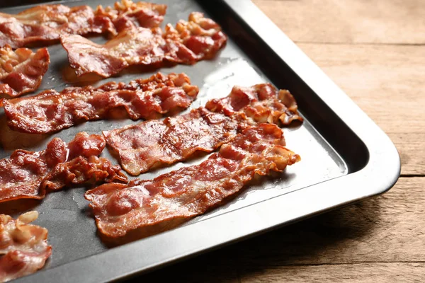 Teglia da forno con pancetta sul tavolo, primo piano — Foto Stock