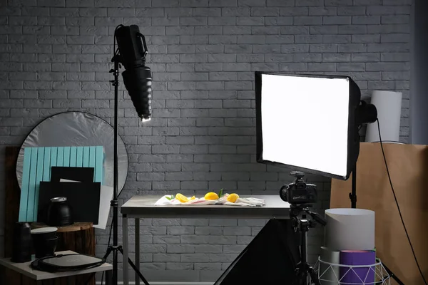 Estudio fotográfico con equipo de iluminación profesional para fotografiar comida — Foto de Stock