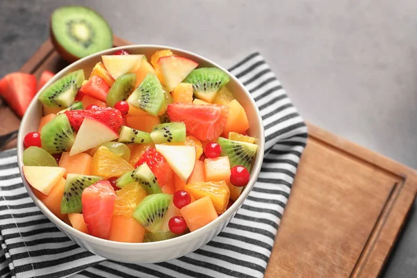 신선한 커트 과일 나무 보드와 그릇 — 스톡 사진