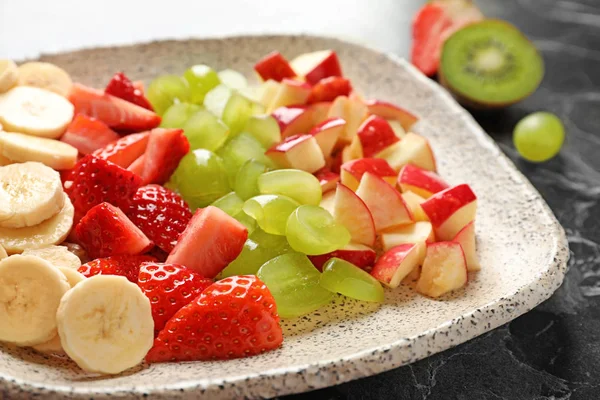 Placa con frutas frescas cortadas en la mesa, primer plano — Foto de Stock