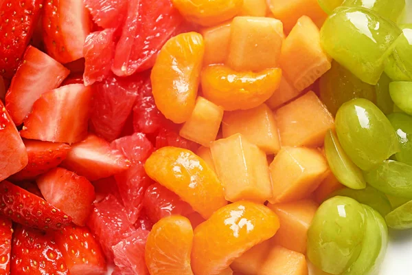 Diferentes frutas frescas cortadas, primer plano — Foto de Stock