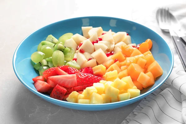 Placa con frutas frescas cortadas en la mesa, primer plano — Foto de Stock