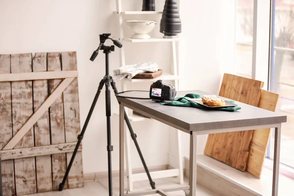Professionell kamera och mat sammansättning på tabellen i fotostudio — Stockfoto