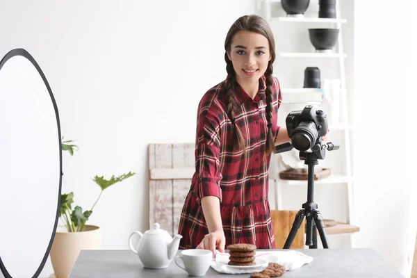 Jovem com câmera profissional preparando composição de alimentos no estúdio de fotografia — Fotografia de Stock