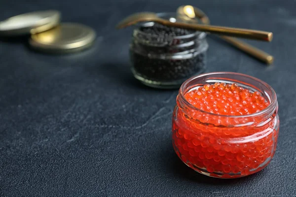 Vasi di vetro con caviale nero e rosso sul tavolo — Foto Stock