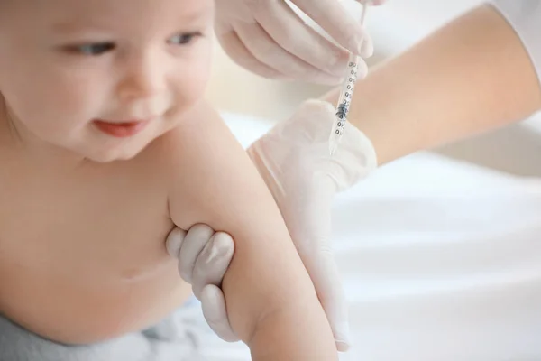 Doutor vacinando bebê na clínica, close-up — Fotografia de Stock