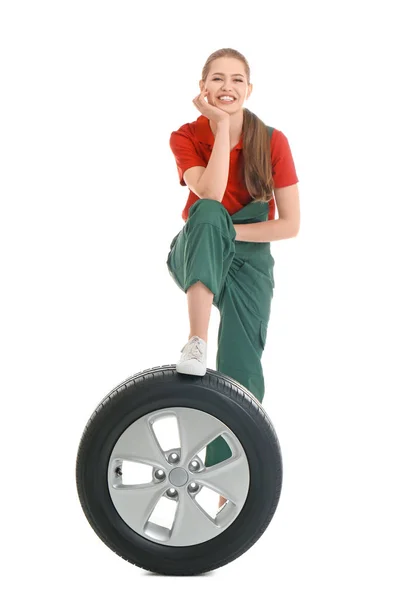 흰색 바탕에 자동차 타이어와 여성 정비공 — 스톡 사진