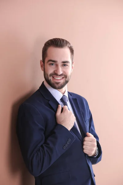 Retrato de joven hombre de negocios con hermoso cabello sobre fondo de color — Foto de Stock