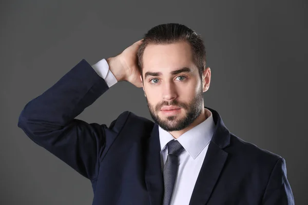 Retrato de joven empresario con hermoso pelo sobre fondo gris — Foto de Stock