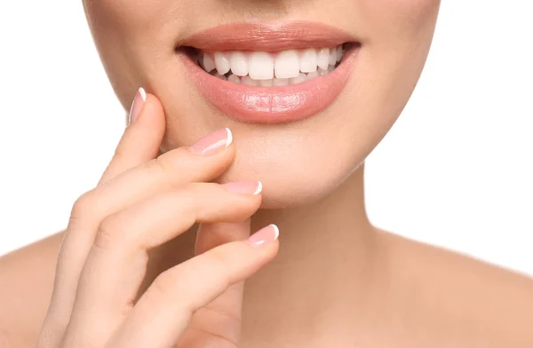 Mujer joven con hermosa sonrisa sobre fondo blanco, primer plano. Blanqueamiento dental —  Fotos de Stock