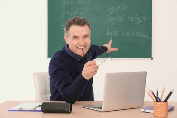 Guru laki-laki bekerja dengan laptop di meja di kelas — Stok Foto