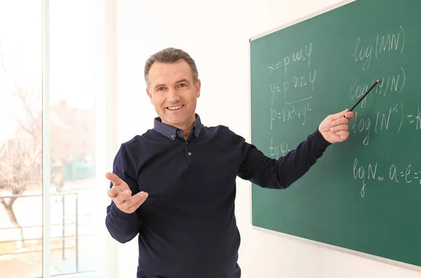 Portret mężczyzna nauczyciel w pobliżu tablica w klasie — Zdjęcie stockowe