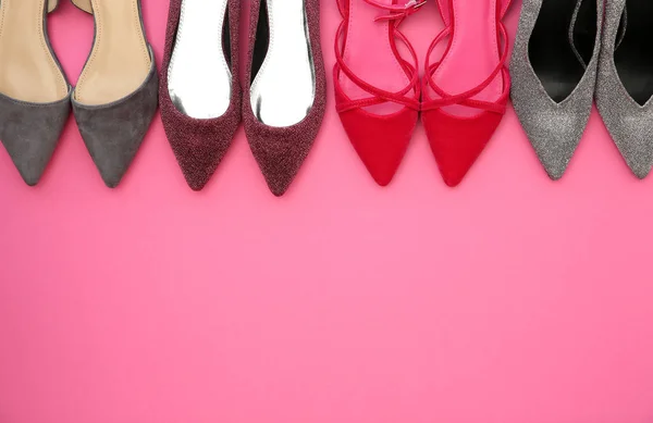 색상 배경에 다른 여성의 신발 — 스톡 사진