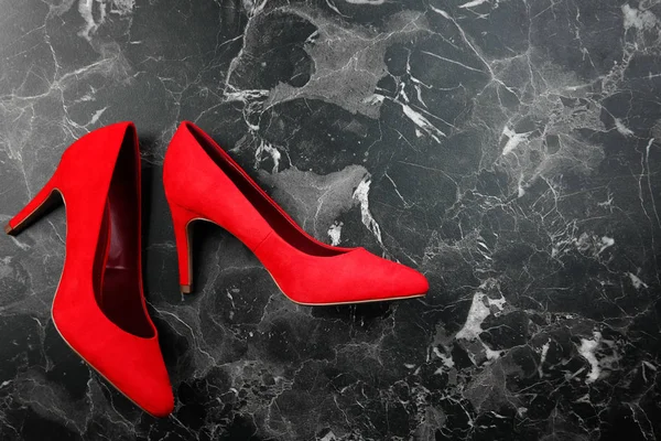 Červené ženské boty na béžové pozadí — Stock fotografie