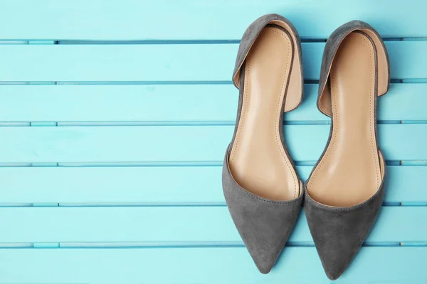 Pair of female shoes on wooden background — Stock Photo, Image