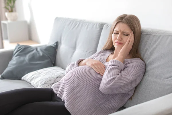 自宅で頭痛に苦しんでいる若い妊婦 — ストック写真