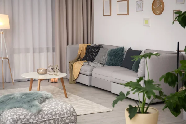 Modernes Wohnzimmer mit gemütlichem Sofa und kleinem Tisch — Stockfoto