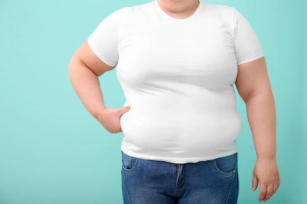 Übergewichtige Frau auf farbigem Hintergrund — Stockfoto