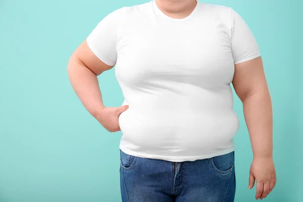 Mujer con sobrepeso sobre fondo de color — Foto de Stock