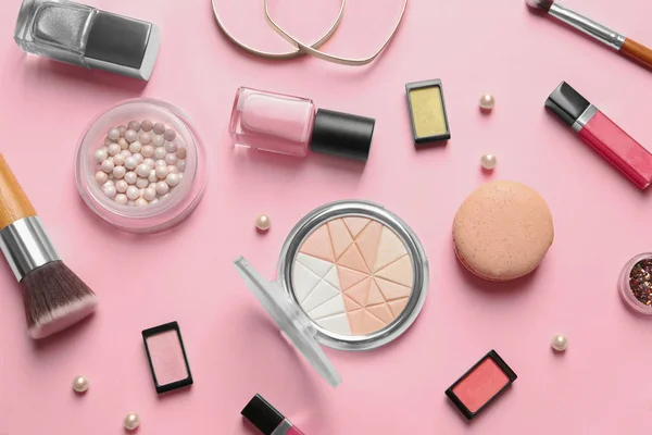 Dekorativt smink och verktyg för professionell makeupartist på färg bakgrunden — Stockfoto