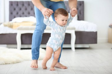 Bebek evde babasının yardımıyla ilk adımlarını atıyor