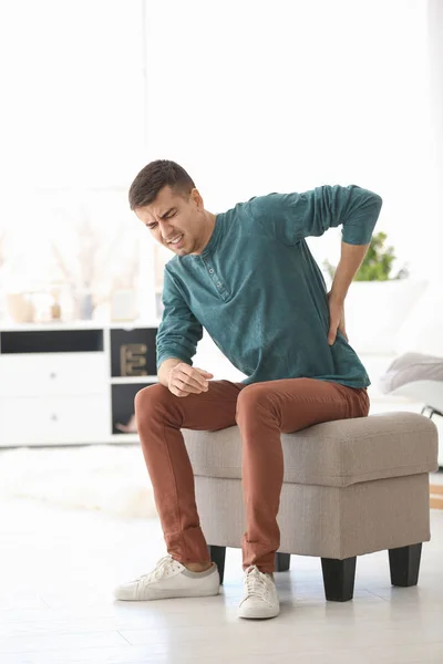 Giovane uomo che soffre di mal di schiena a casa — Foto Stock