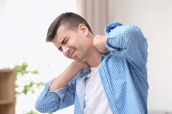 젊은 남자 집에서 목에 통증에서 고통 — 스톡 사진