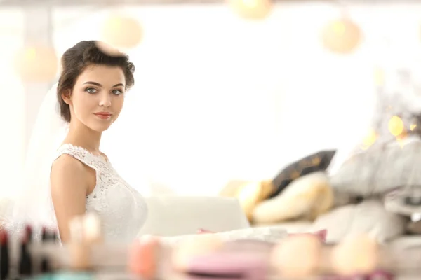 Reflexion der schönen jungen Braut mit Make-up von professionellen Künstler im Spiegel erstellt — Stockfoto