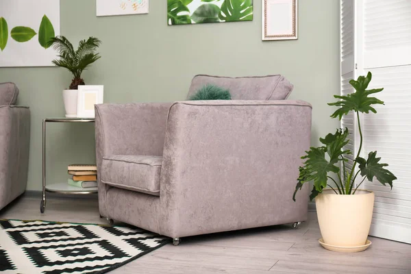 Tropische planten met groene bladeren en comfortabele fauteuil in het interieur van de kamer — Stockfoto