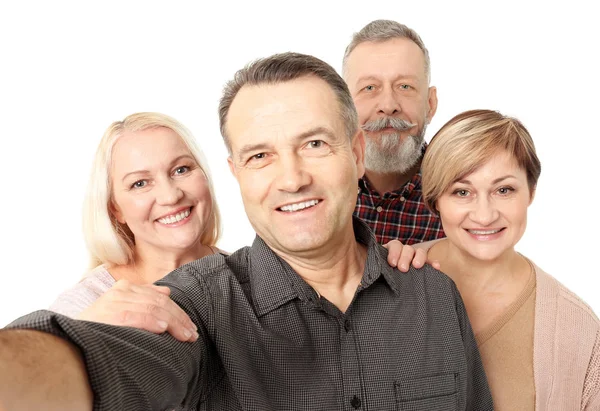 Groep van gelukkige senior mensen nemen selfie op witte achtergrond — Stockfoto