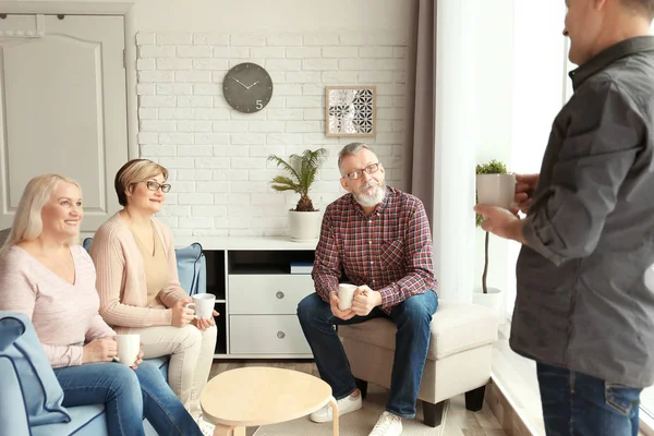 Parejas mayores felices pasando tiempo juntas en casa — Foto de Stock