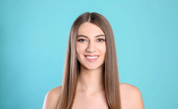 Ritratto di giovane donna con lunghi bei capelli su sfondo di colore — Foto Stock