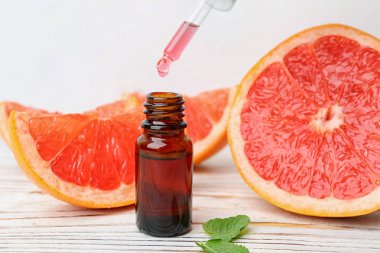 Şişe içine, closeup narenciye uçucu yağ damlama