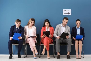 Bir grup insan iş görüşmesi için içeride bekliyor.