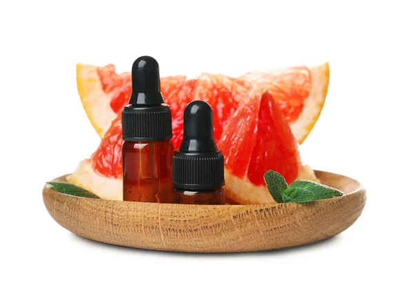 Sammansättning med grapefrukt eterisk olja på vit bakgrund — Stockfoto