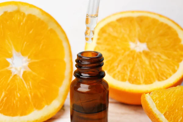 Kapanie citrus olejku do butelki, zbliżenie — Zdjęcie stockowe