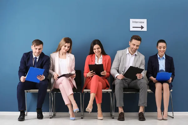 Grupo de personas en espera de entrevista de trabajo, en interiores —  Fotos de Stock