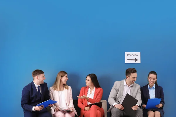 Grupo de personas en espera de entrevista de trabajo, en interiores — Foto de Stock